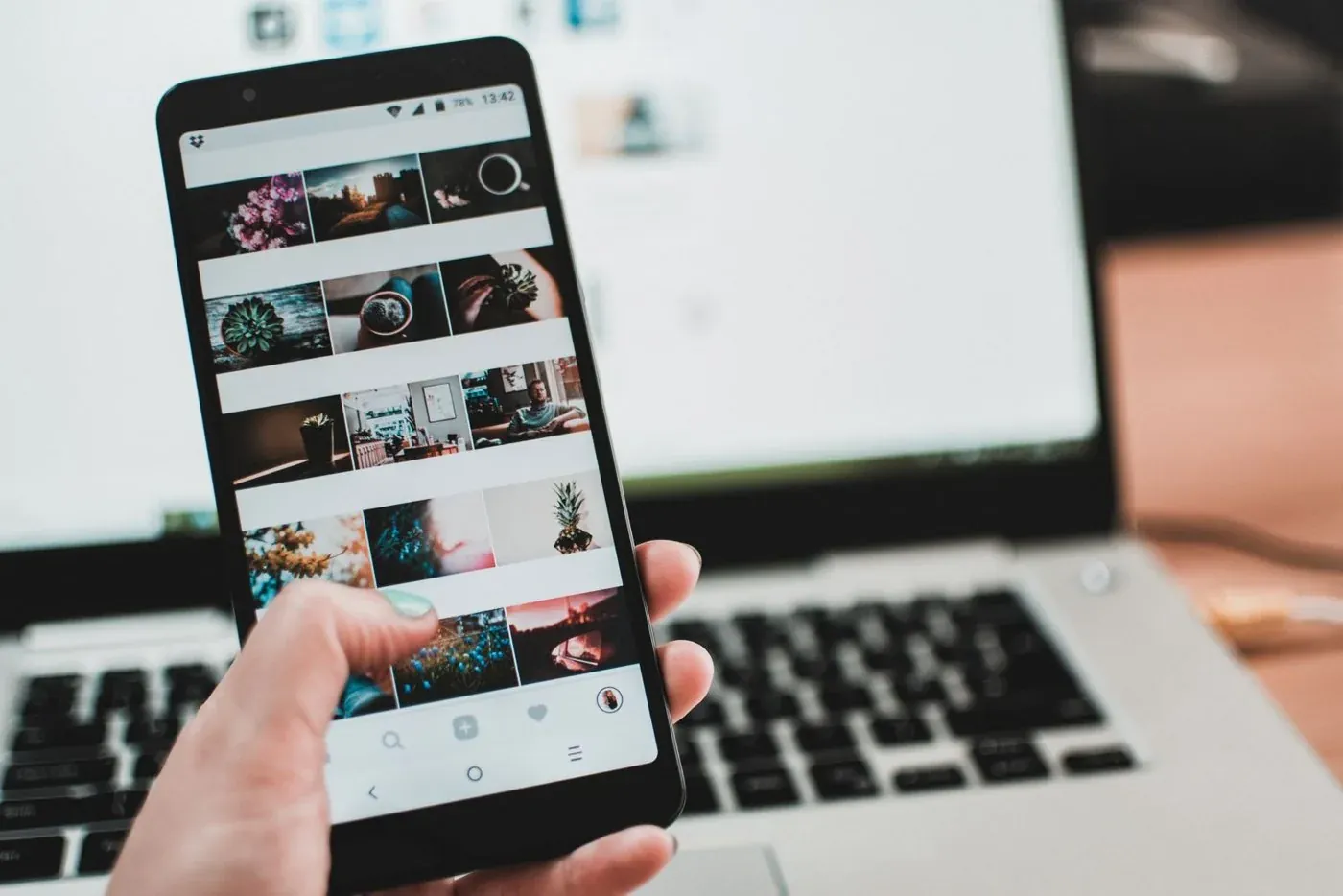 Réseaux sociaux : publication consultée sur smartphone